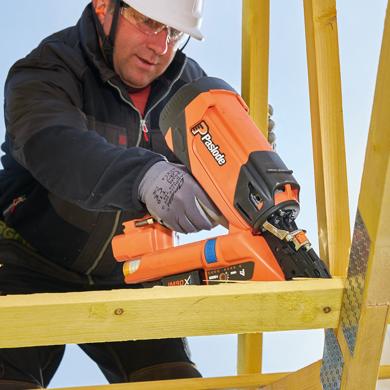 Cloueur autonome de structure bois sur bois IM90Xi Spit Paslode