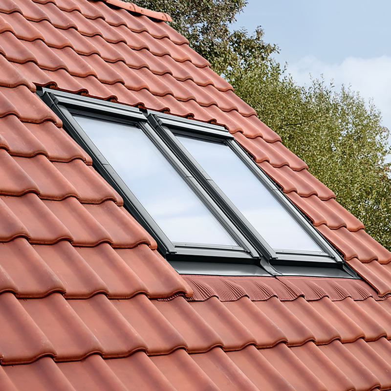 couvreur fenetres toit velux fenetre de toit rouge